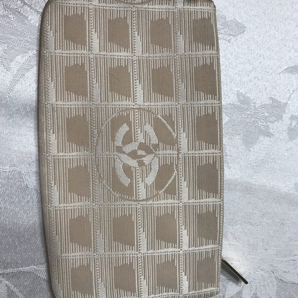 Chanel pouch - Picture 4 of 6